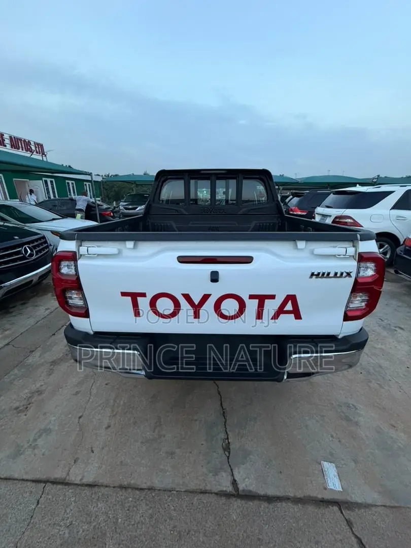 New Toyota Hilux 2025 White