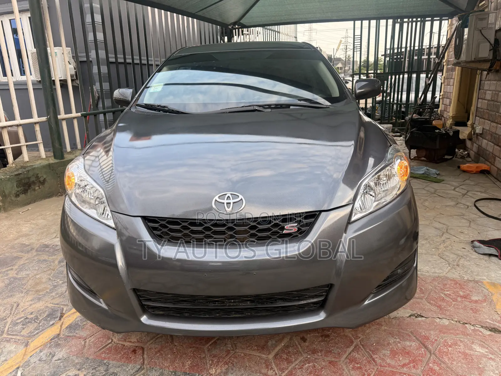 Toyota Matrix Hatchback FWD (1.8L 4cyl 5M) 2009 Gray