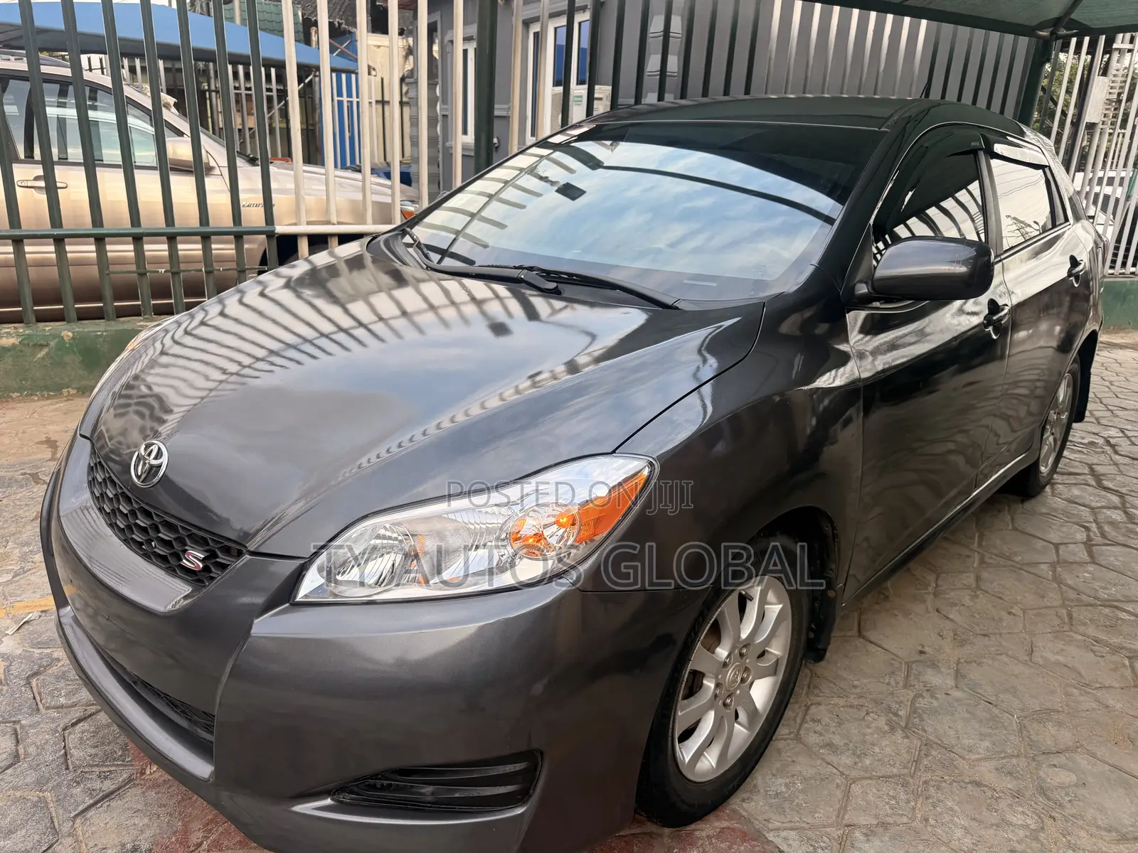 Toyota Matrix Hatchback FWD (1.8L 4cyl 5M) 2009 Gray