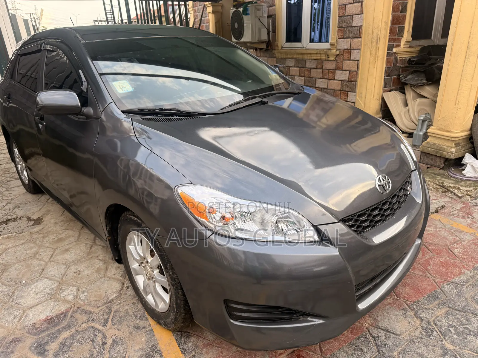 Toyota Matrix Hatchback FWD (1.8L 4cyl 5M) 2009 Gray