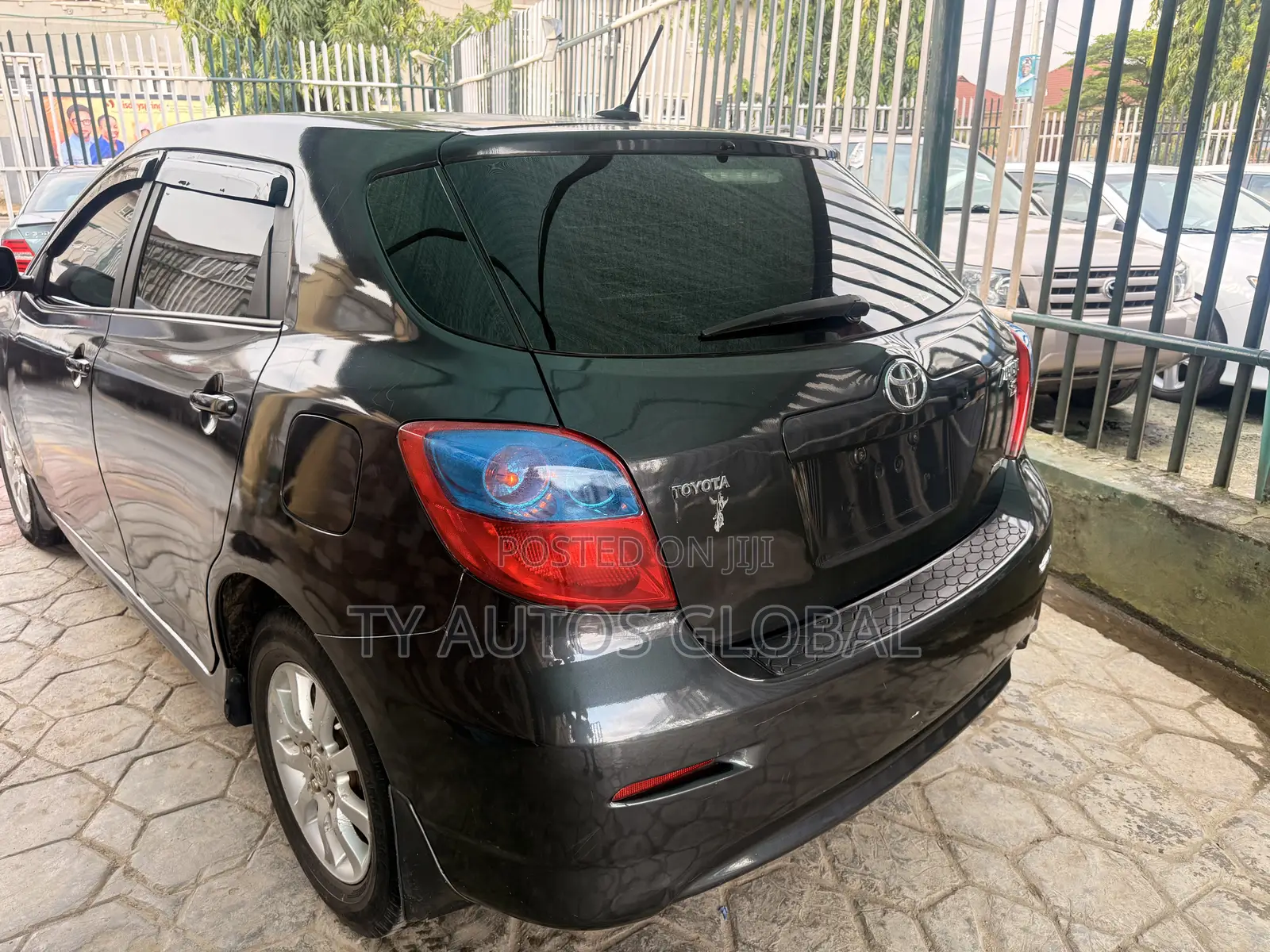 Toyota Matrix Hatchback FWD (1.8L 4cyl 5M) 2009 Gray