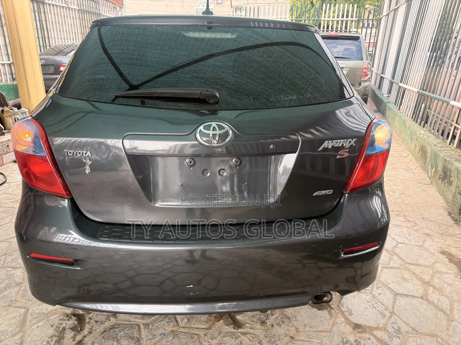 Toyota Matrix Hatchback FWD (1.8L 4cyl 5M) 2009 Gray