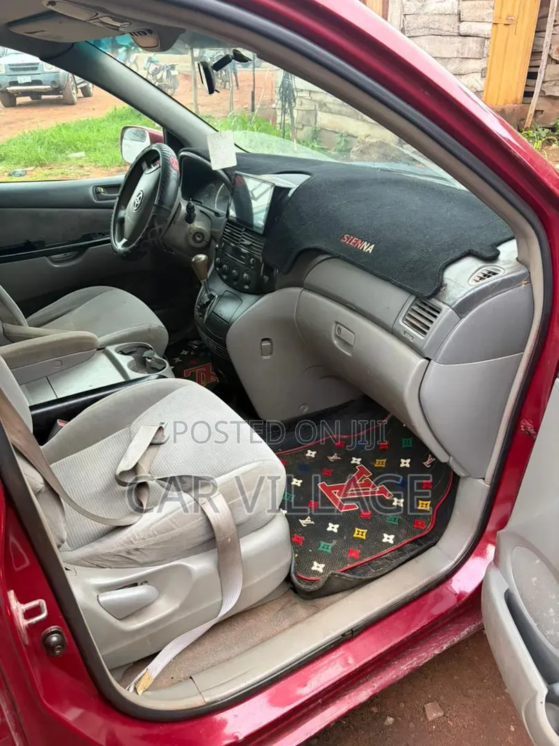 Toyota Sienna 2004 Red
