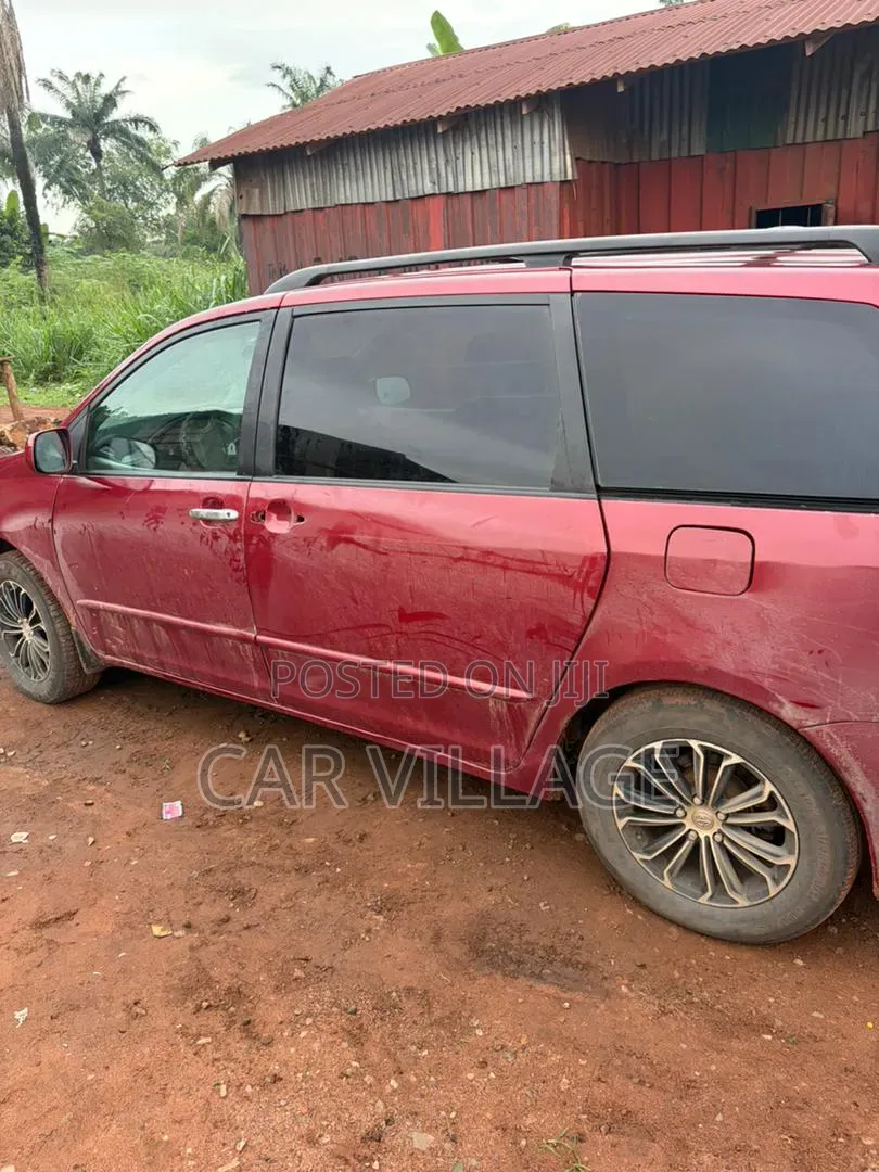 Toyota Sienna 2004 Red
