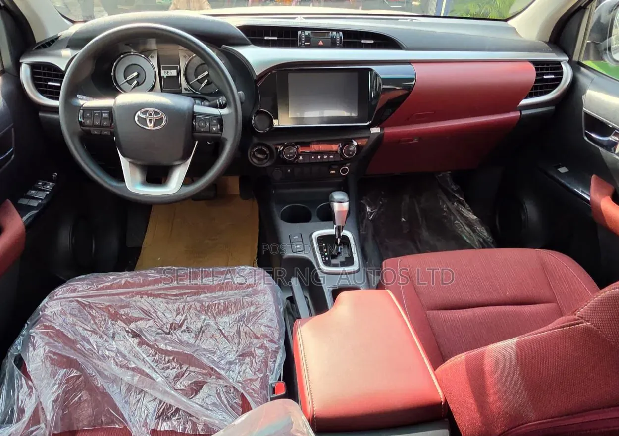 Toyota Hilux 2025 White