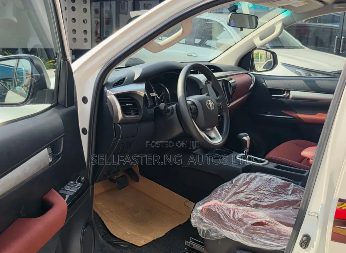 Toyota Hilux 2025 White