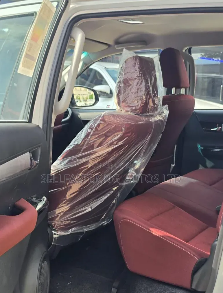 Toyota Hilux 2025 White