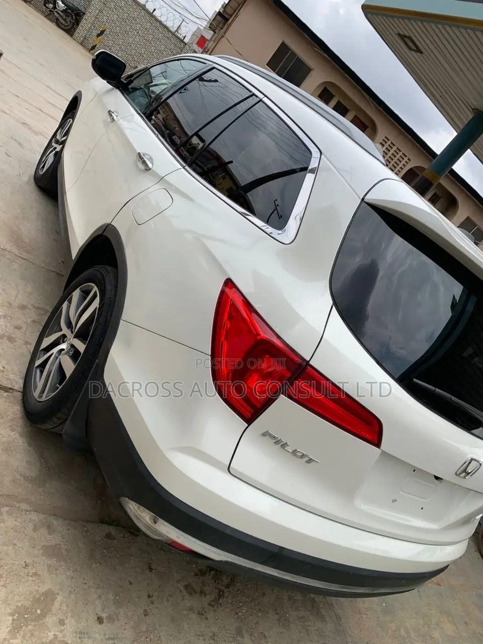 Honda Pilot Touring 4dr SUV 4WD (3.5L 6cyl 9A) 2017 White