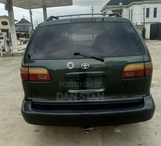 Toyota Sienna 2000 Black