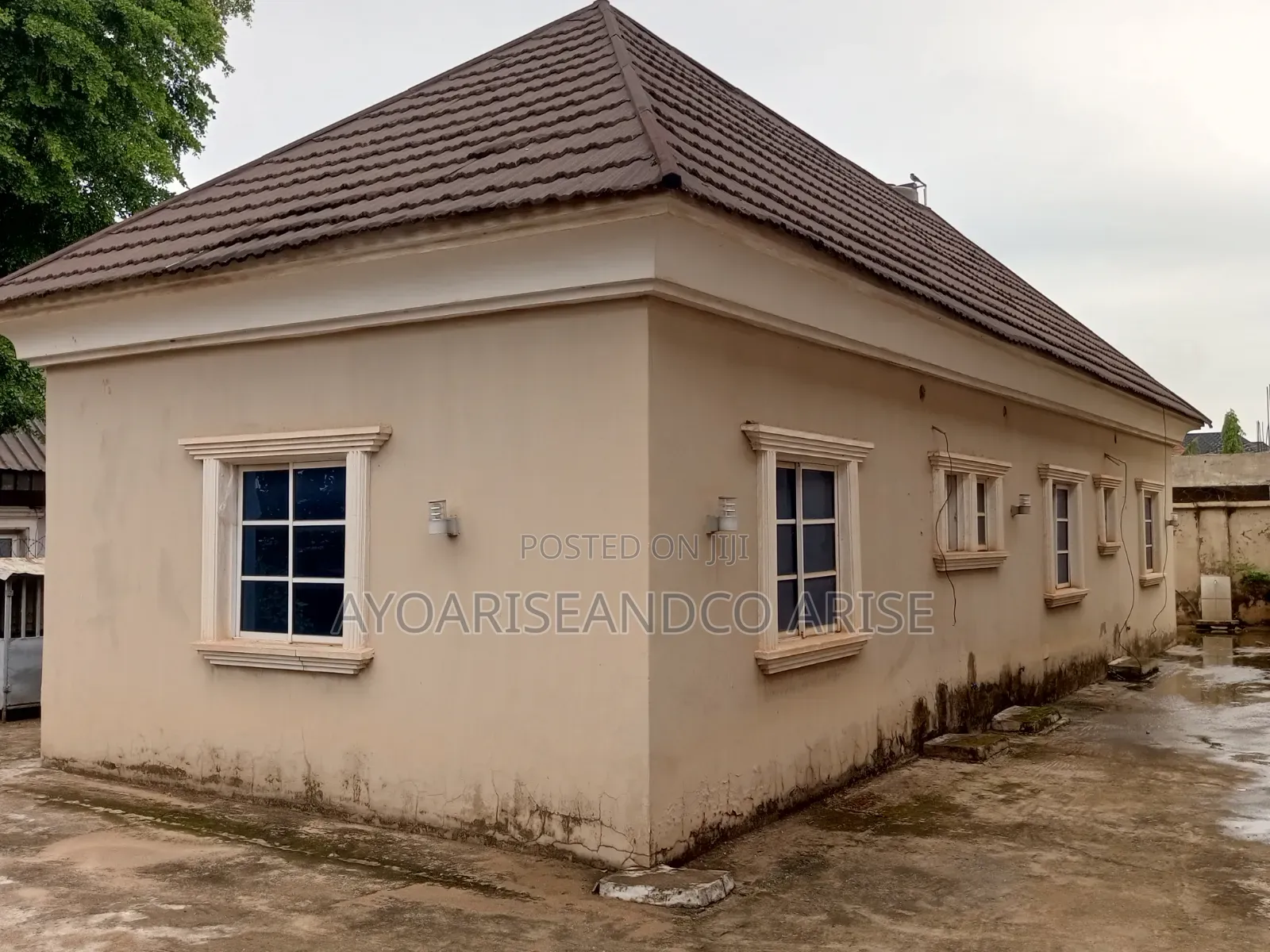 11bdrm Block of Flats in Lugbe Fha for sale