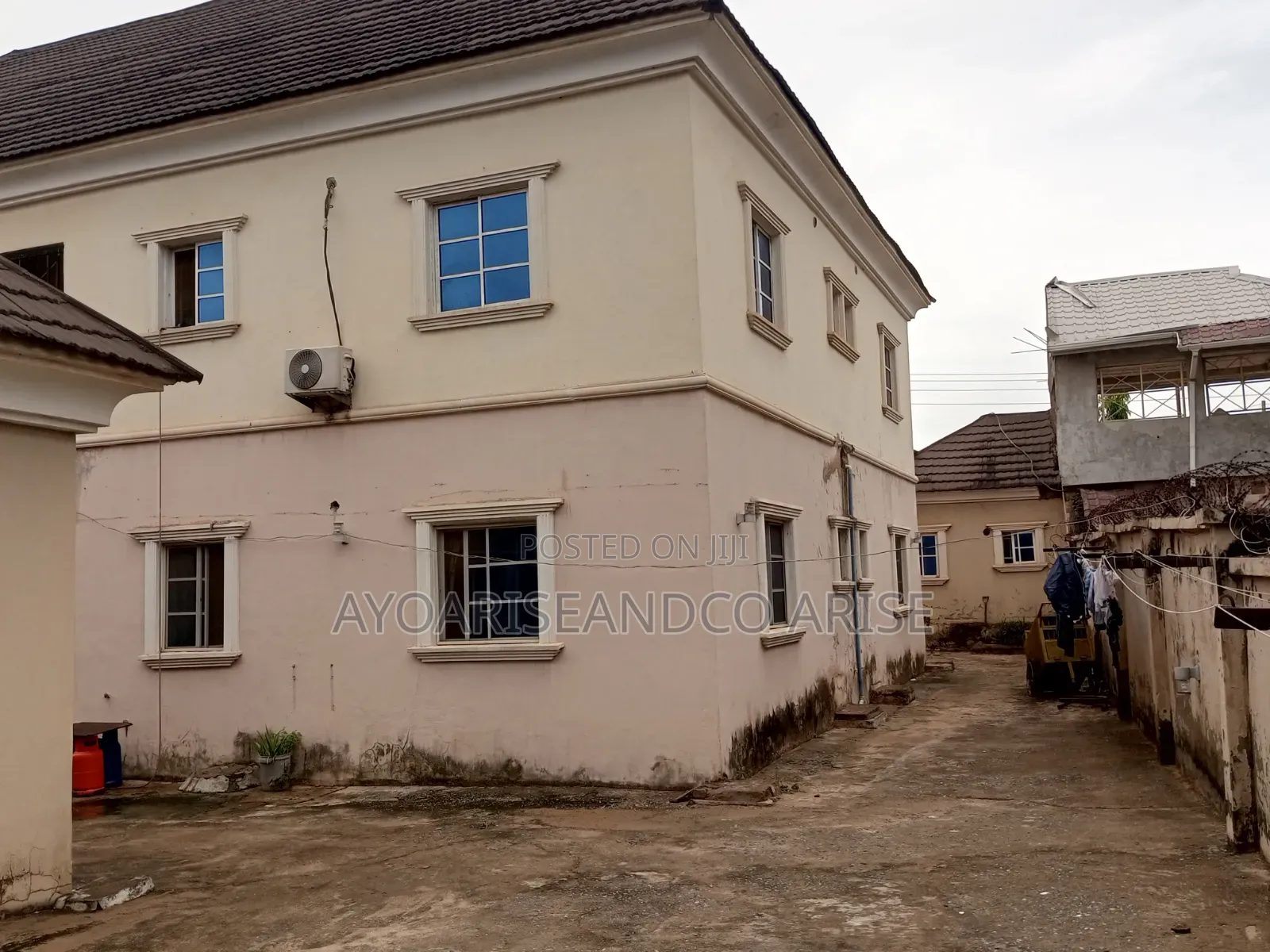 11bdrm Block of Flats in Lugbe Fha for sale
