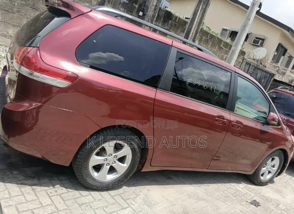 Toyota Sienna LE 8-Passenger 4dr Minivan (3.5L 6cyl 6A) 2014 Red