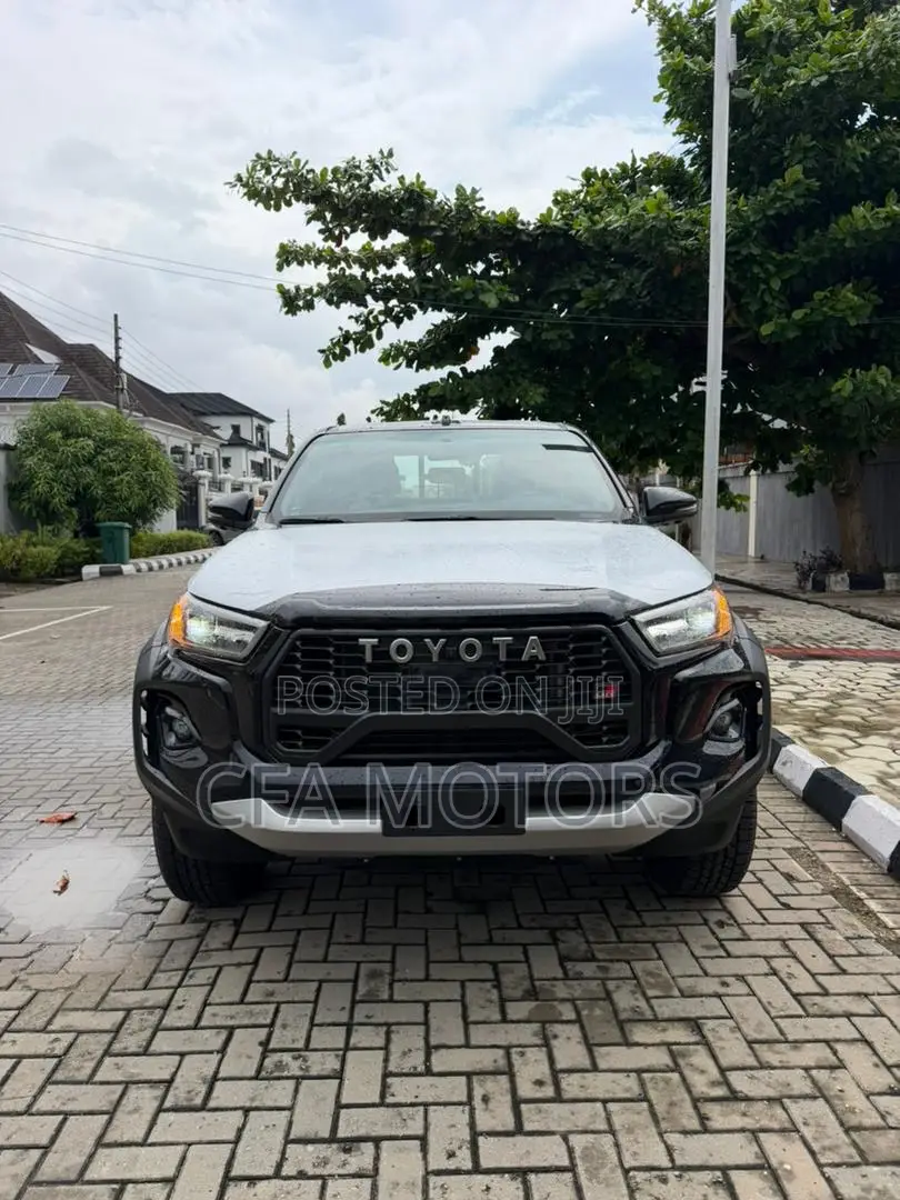 New Toyota Hilux 2025 Black