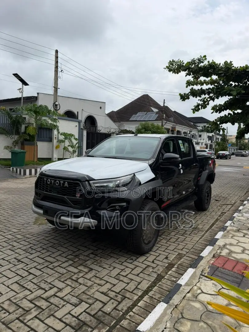 New Toyota Hilux 2025 Black