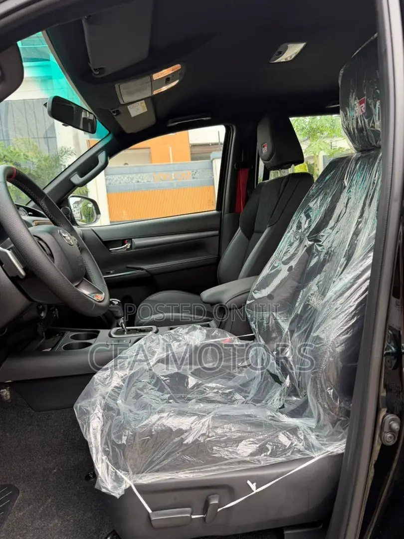 New Toyota Hilux 2025 Black
