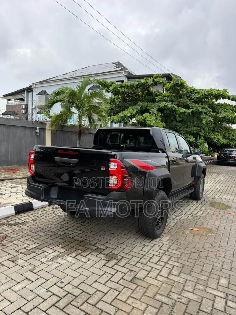 New Toyota Hilux 2025 Black