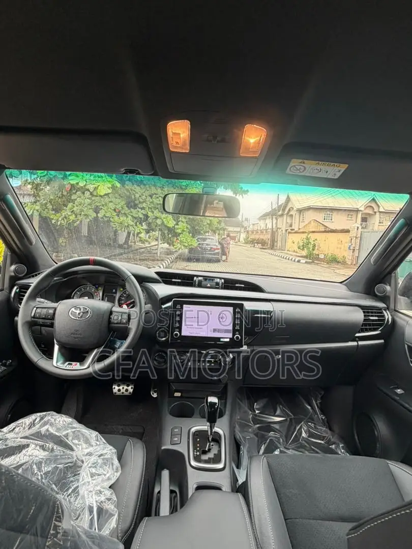 New Toyota Hilux 2025 Black