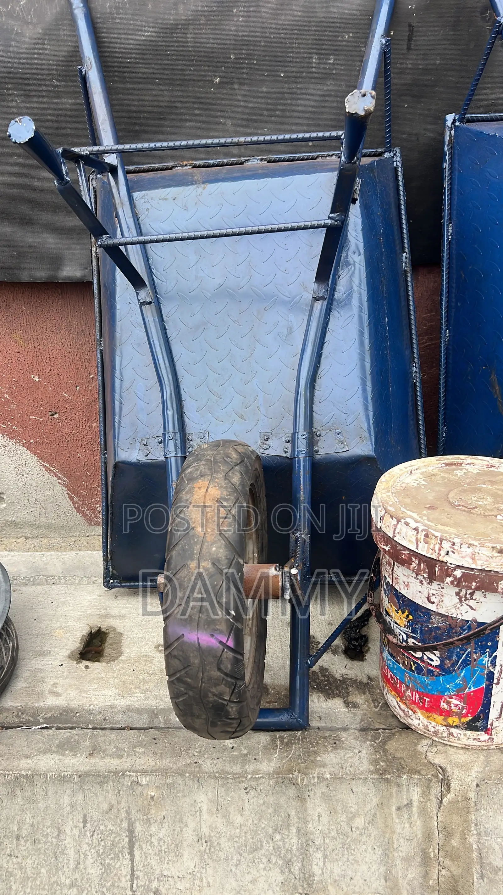 Heavy-duty Wheelbarrow