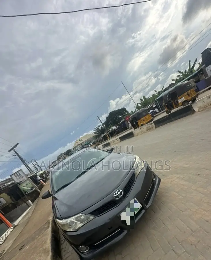 Toyota Camry SE 4dr Sedan (2.5L 4cyl 6A) 2013 Gray