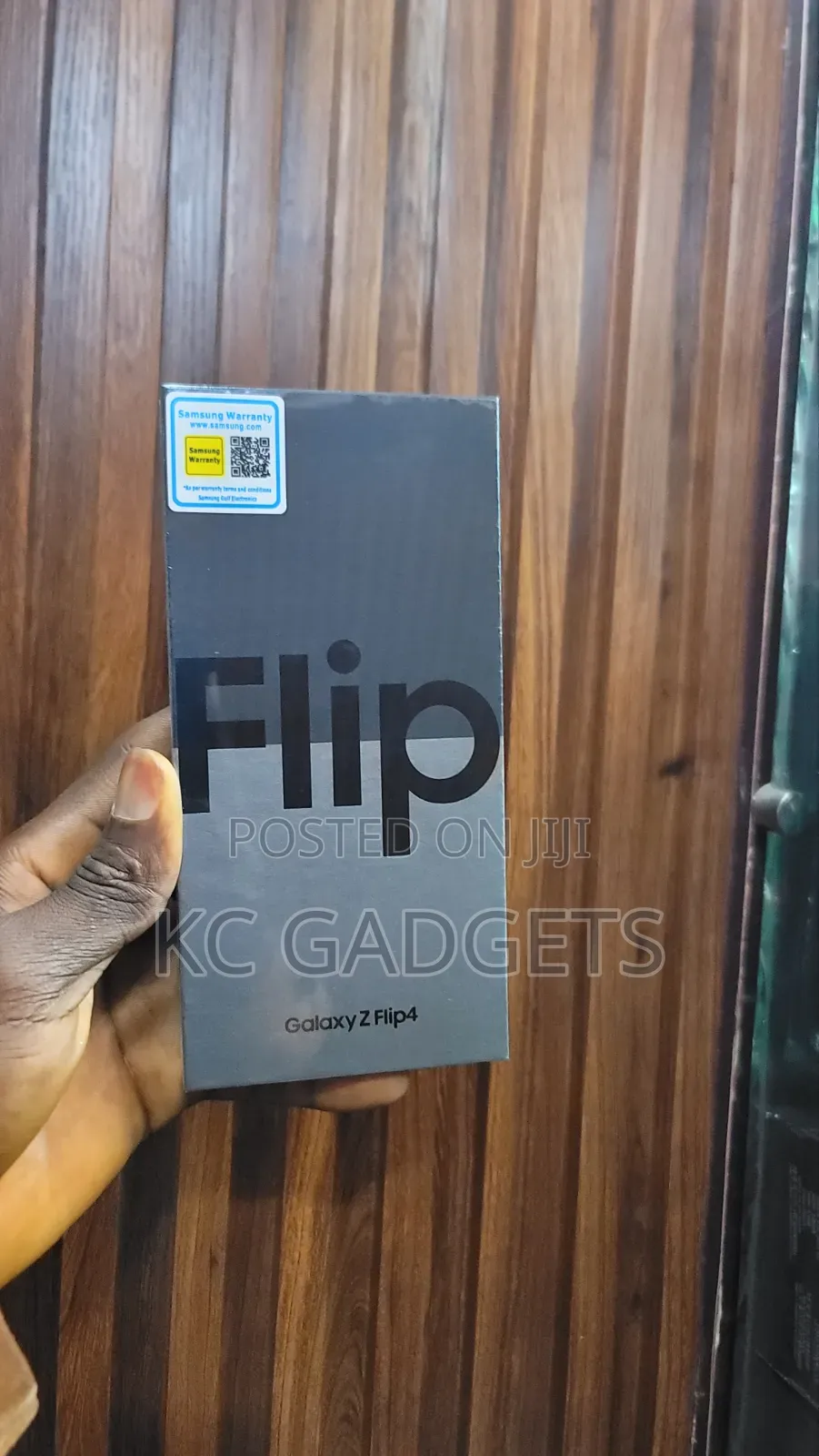 New Samsung Galaxy Z Flip4 256 GB Gold