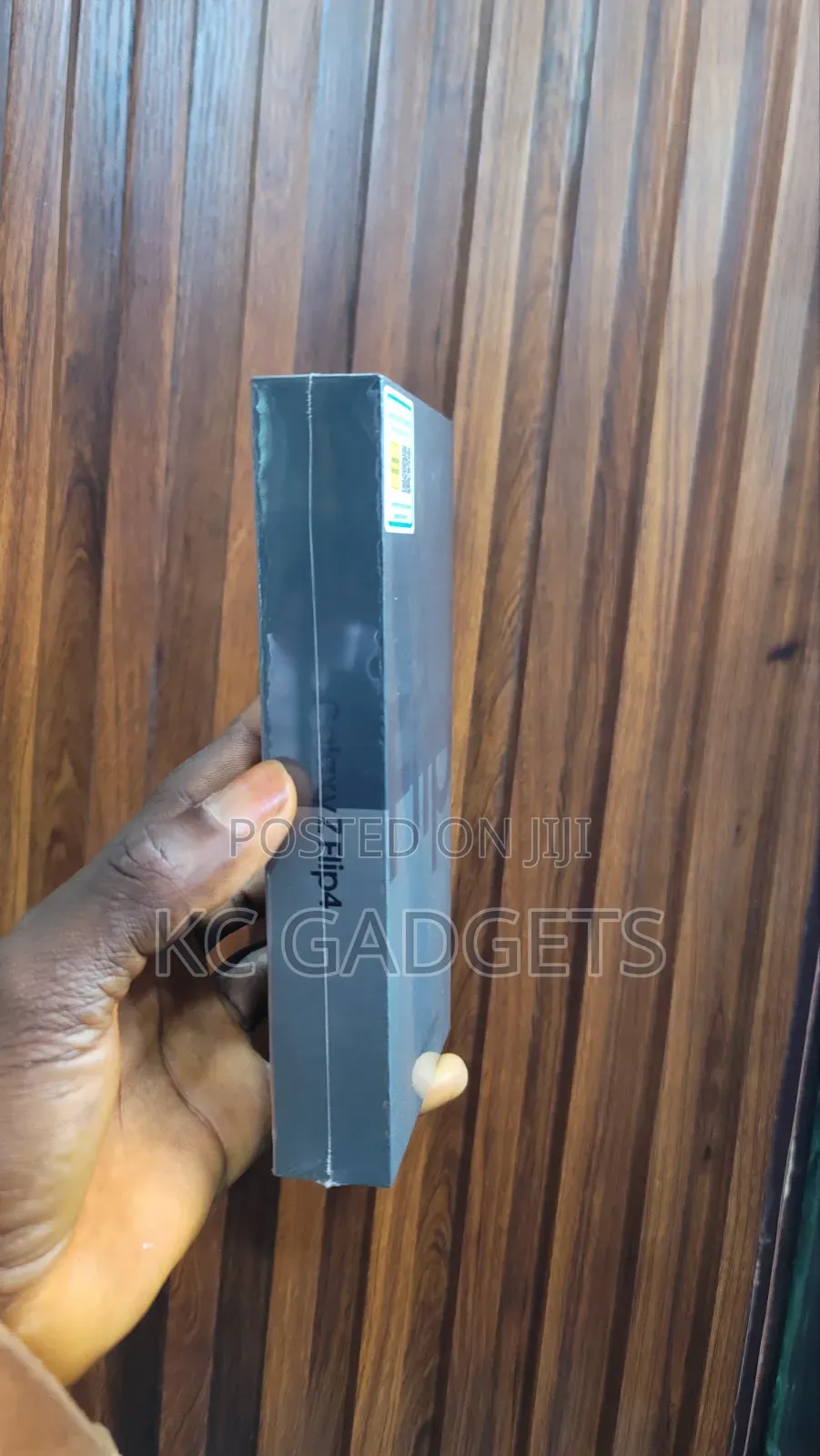 New Samsung Galaxy Z Flip4 256 GB Gold