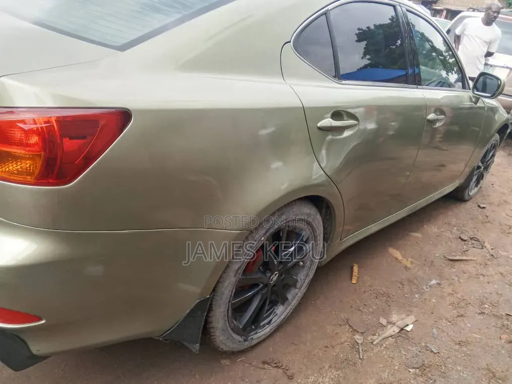Lexus IS 2009 Gold