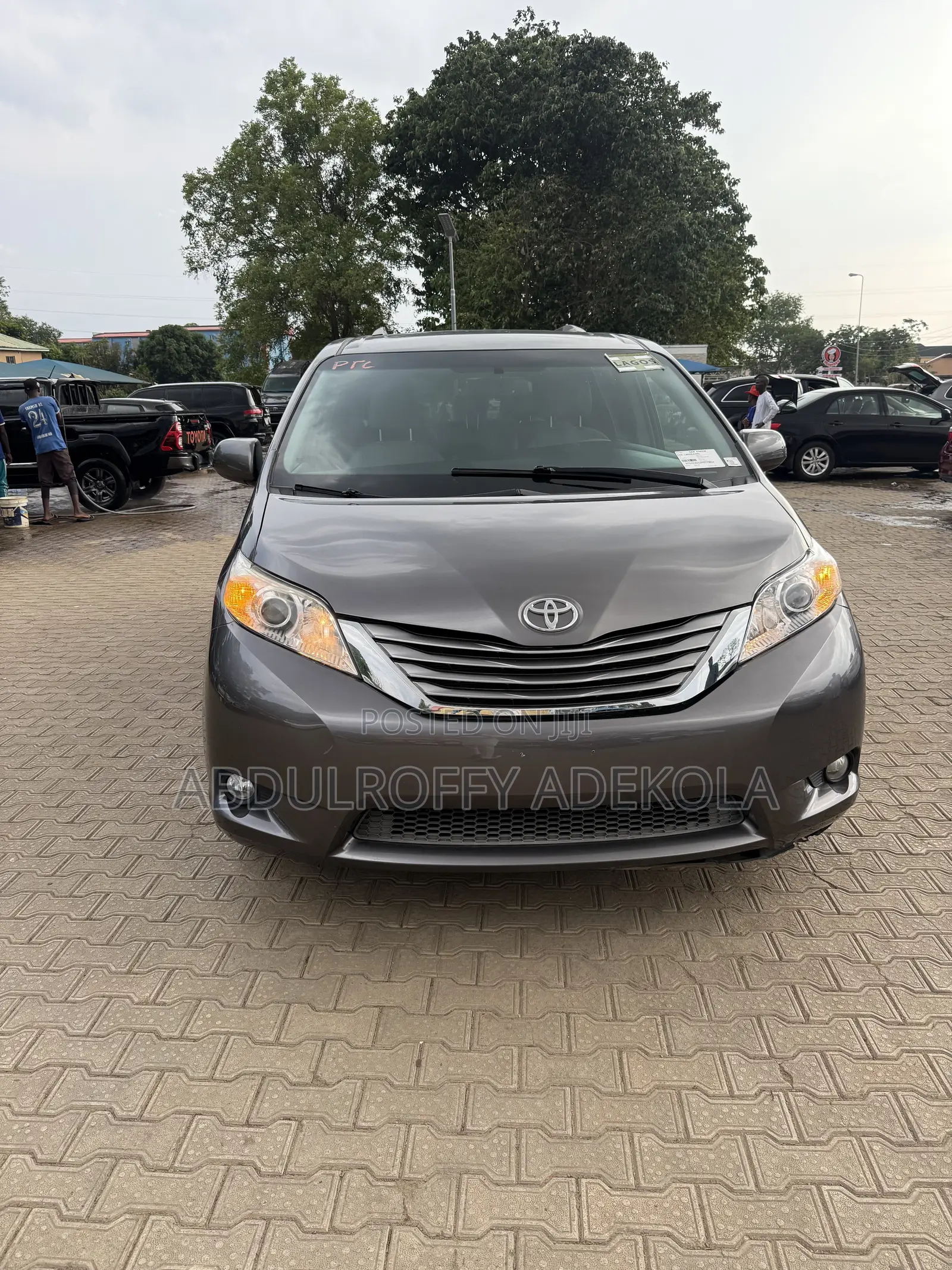 Toyota Sienna XLE 8 Passenger (3.5L 6cyl 8A) 2017 Gray