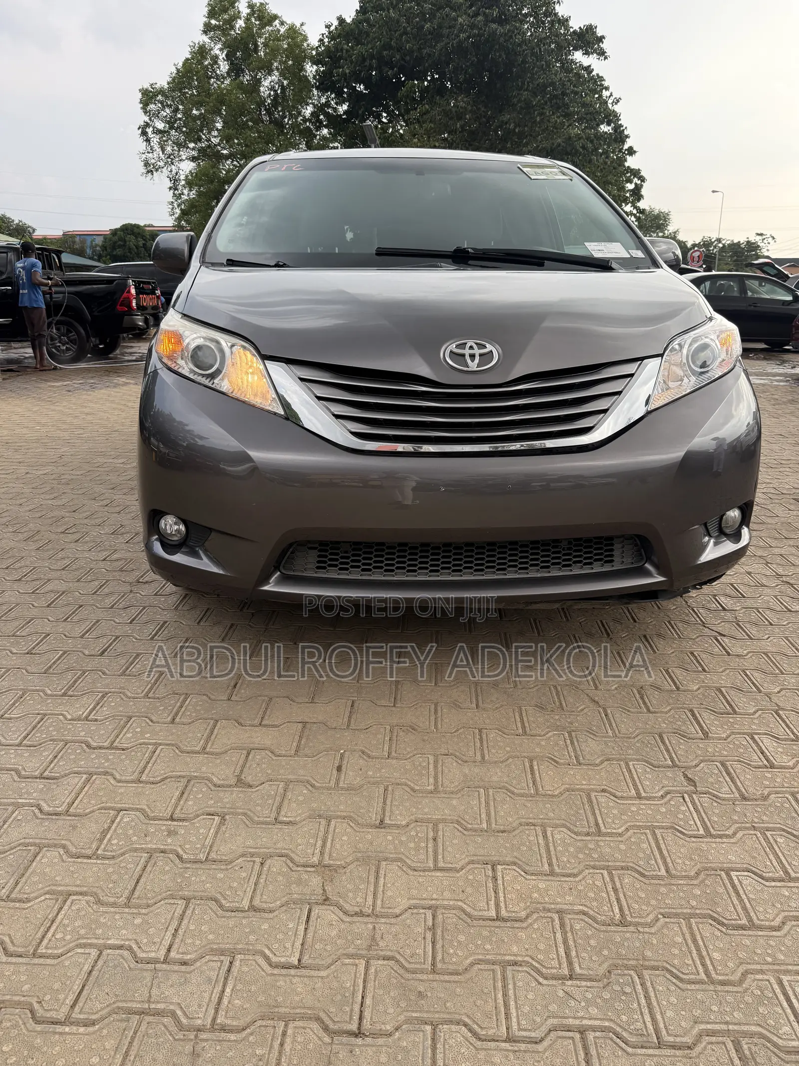 Toyota Sienna XLE 8 Passenger (3.5L 6cyl 8A) 2017 Gray