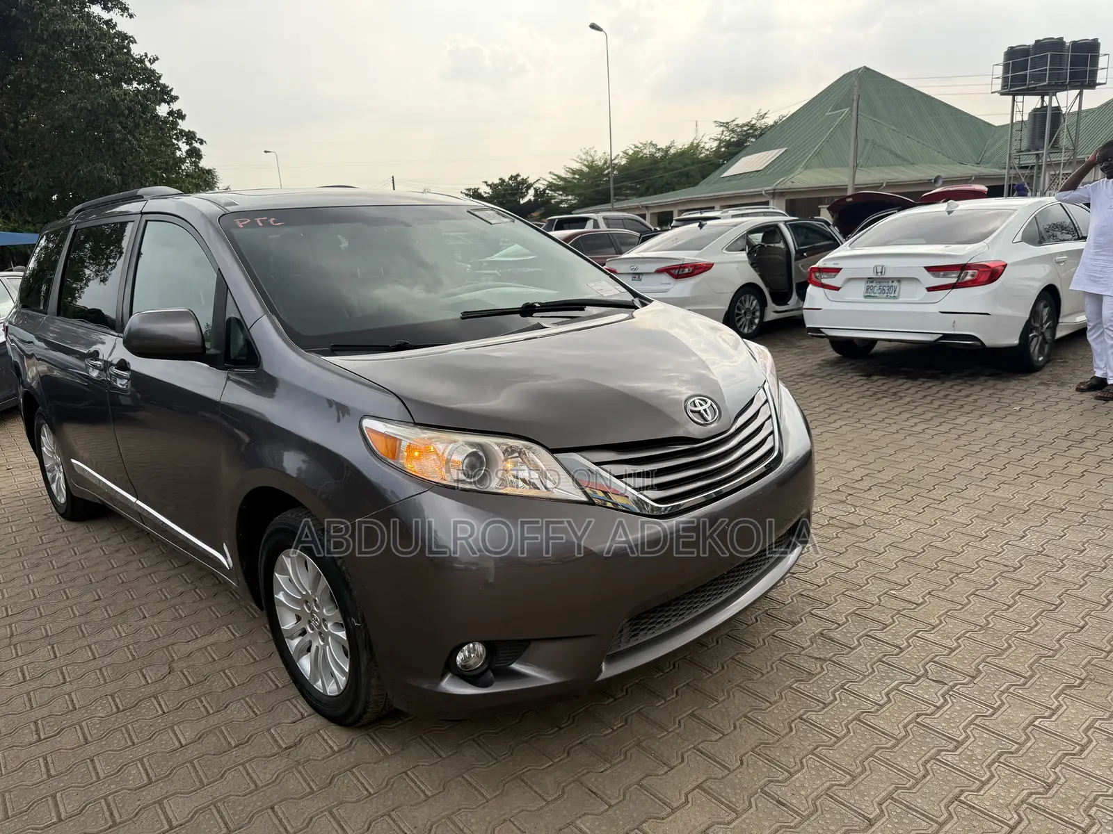 Toyota Sienna XLE 8 Passenger (3.5L 6cyl 8A) 2017 Gray