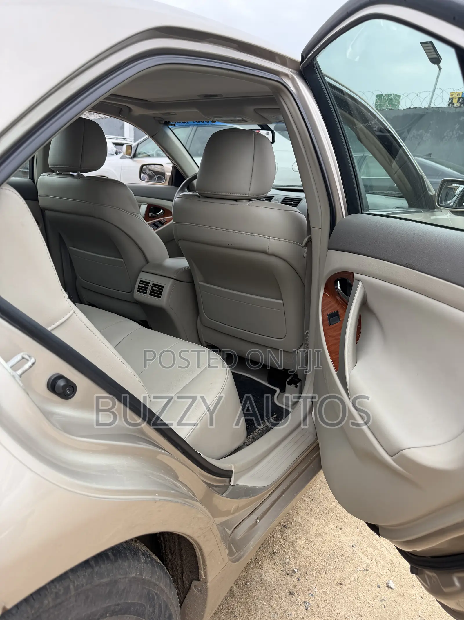 Toyota Camry XLE V6 4dr Sedan (3.5L 6cyl 6AM) 2009 Gold