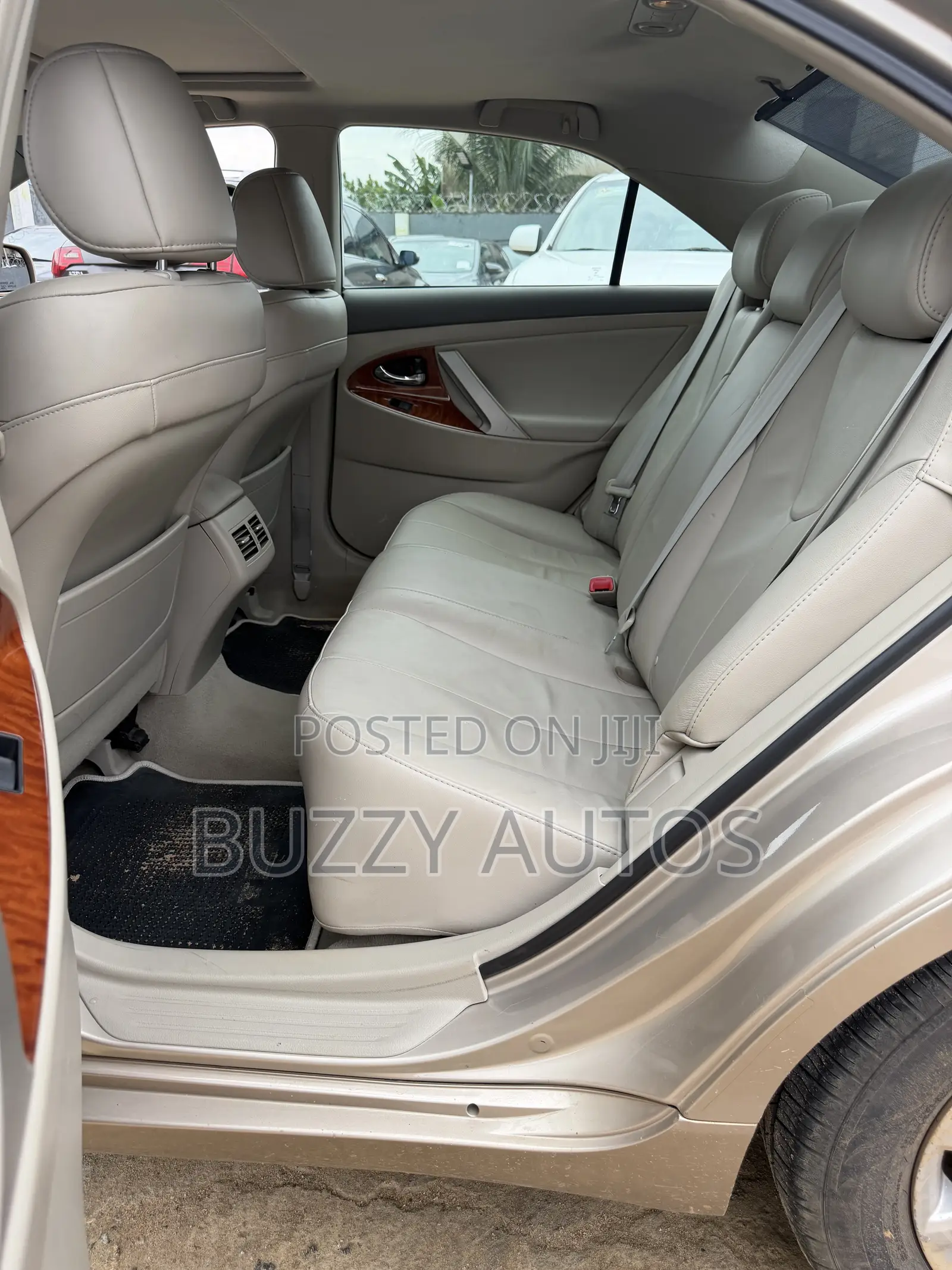 Toyota Camry XLE V6 4dr Sedan (3.5L 6cyl 6AM) 2009 Gold