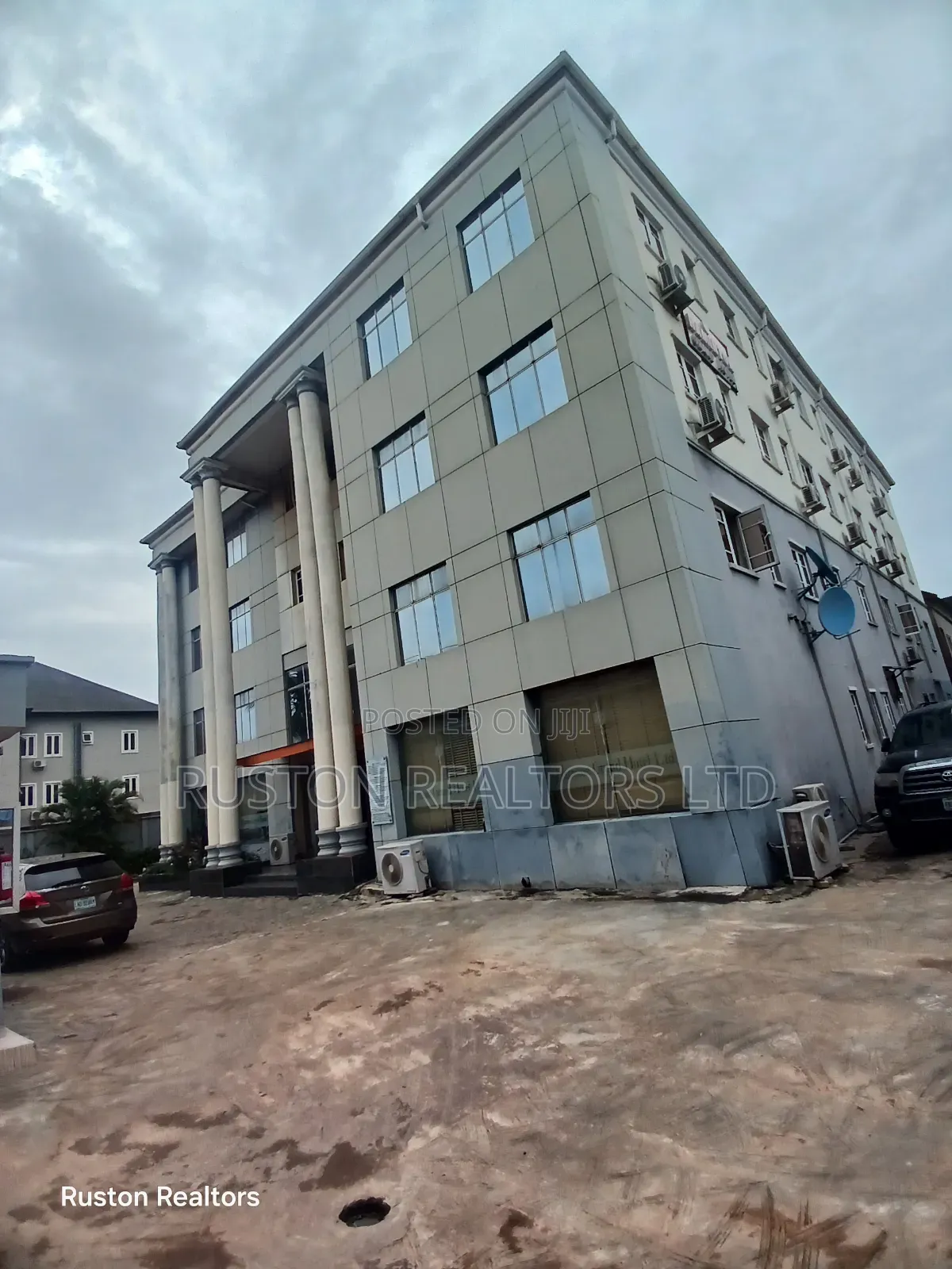 50 Rooms Hotel