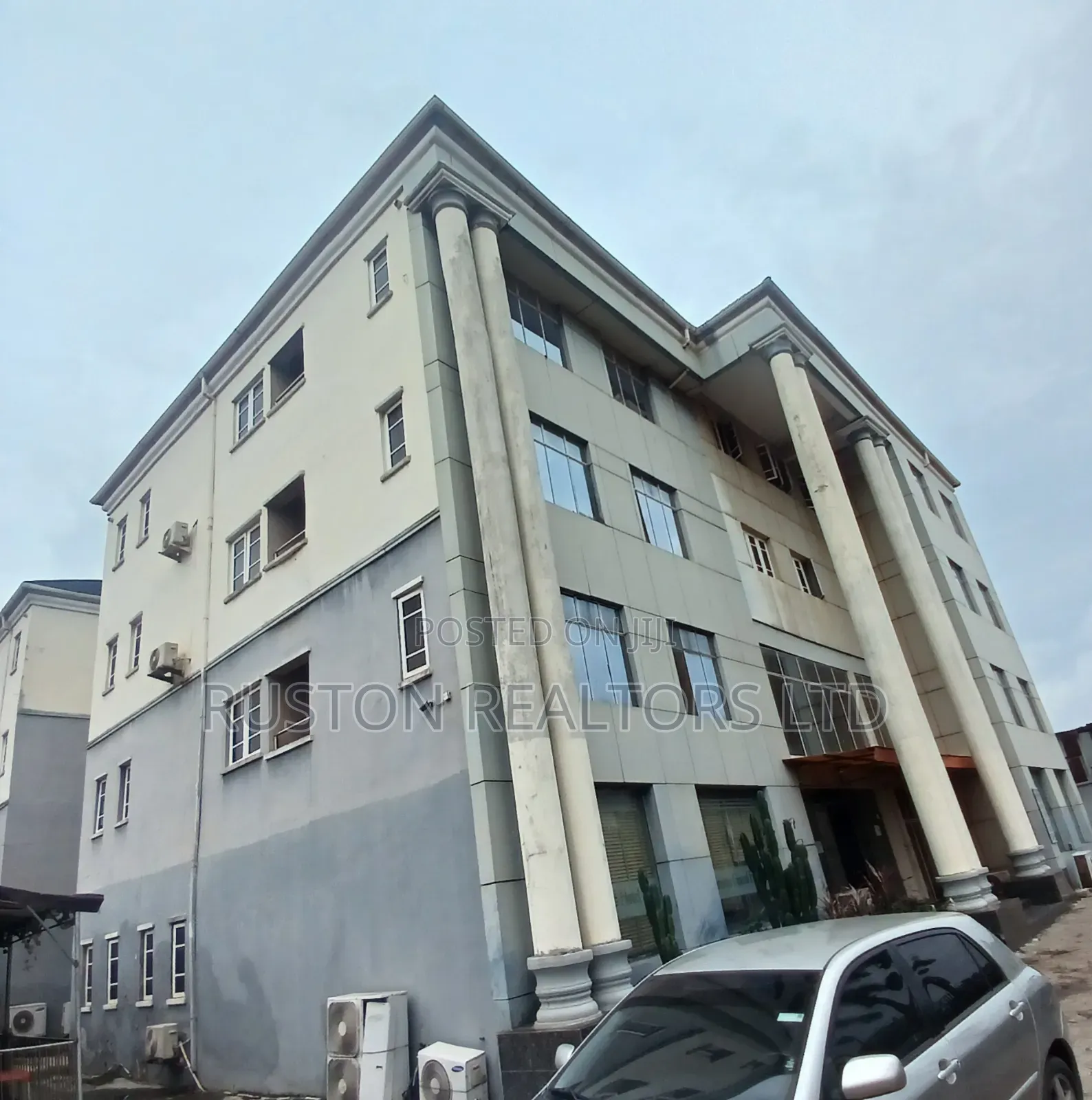 50 Rooms Hotel