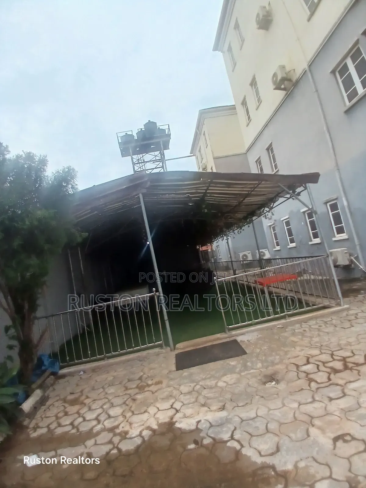 50 Rooms Hotel
