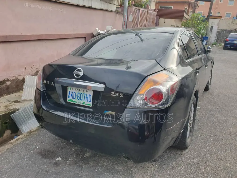 Nissan Altima 2010 Black