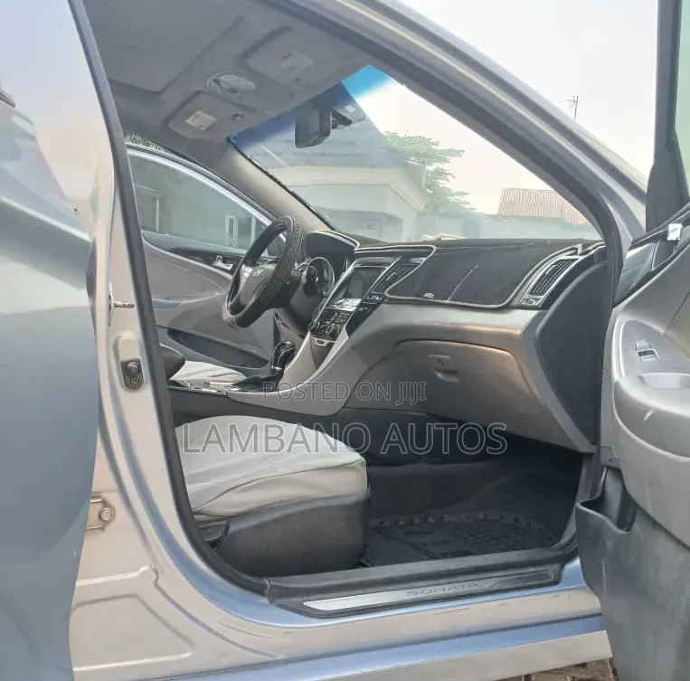 Hyundai Elantra 2012 Silver