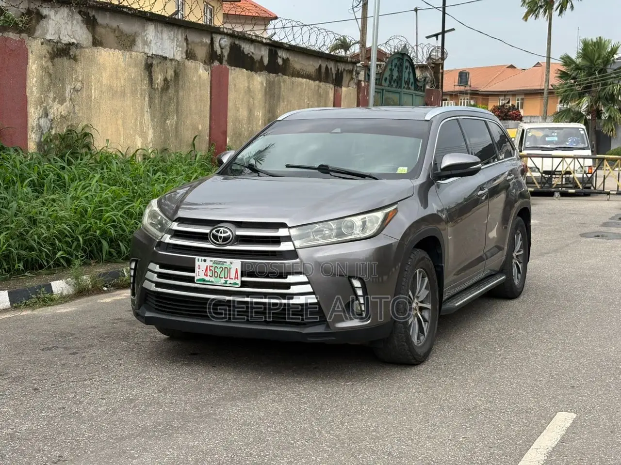 Toyota Highlander XLE 4x2 V6 (3.5L 6cyl 8A) 2017 Gray