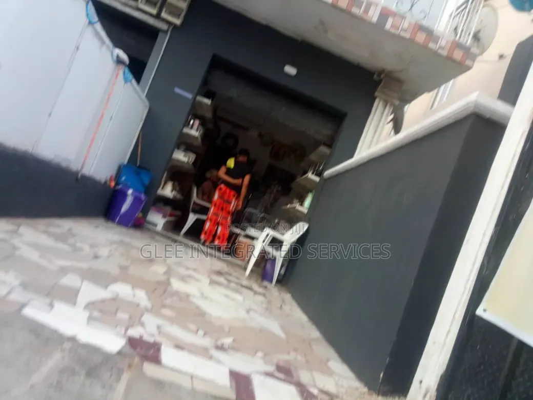 3bdrm Block of Flats in Olufemi Street, Ogunlana for sale