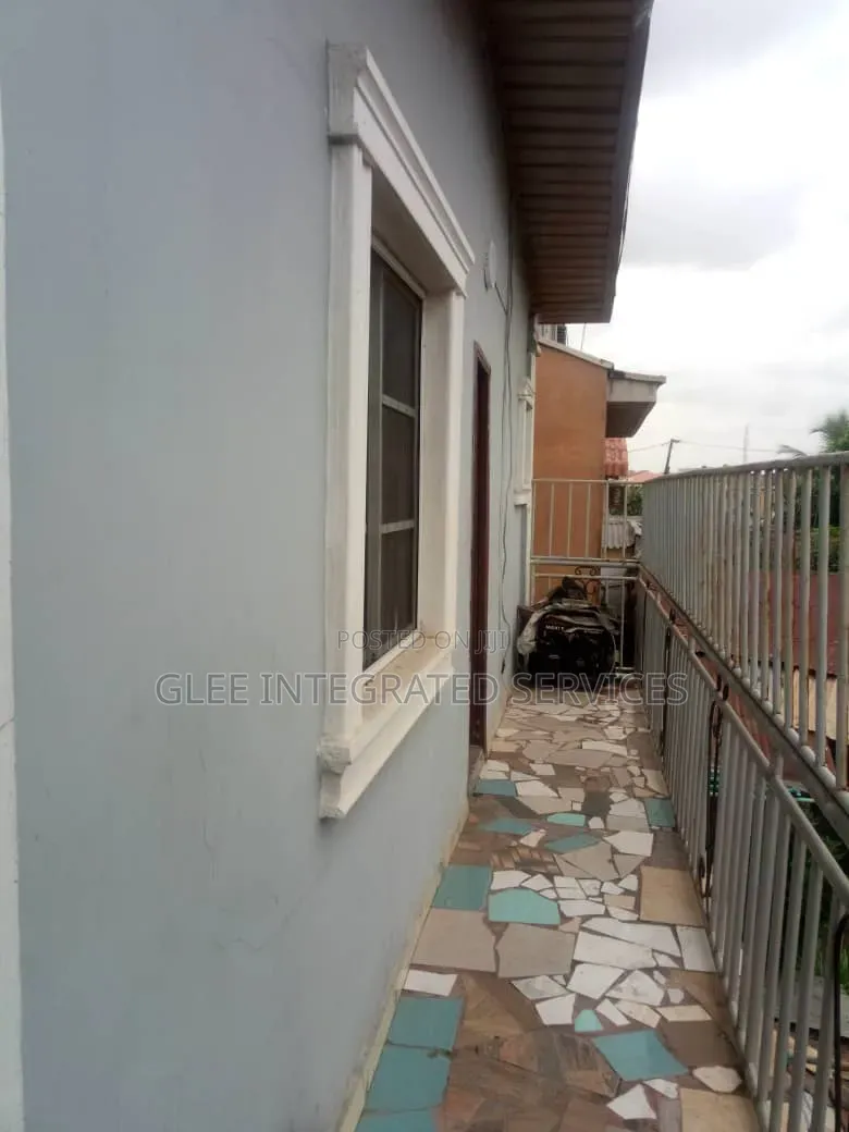 3bdrm Block of Flats in Olufemi Street, Ogunlana for sale