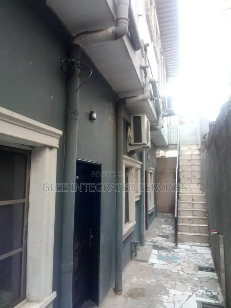 3bdrm Block of Flats in Olufemi Street, Ogunlana for sale
