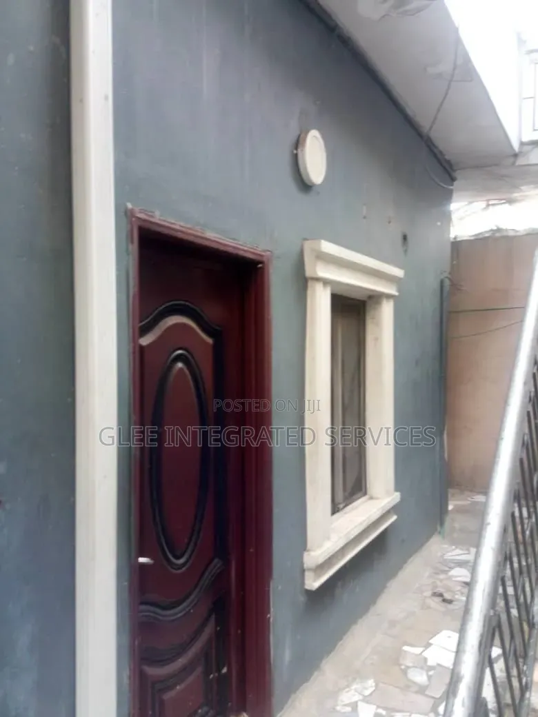 3bdrm Block of Flats in Olufemi Street, Ogunlana for sale
