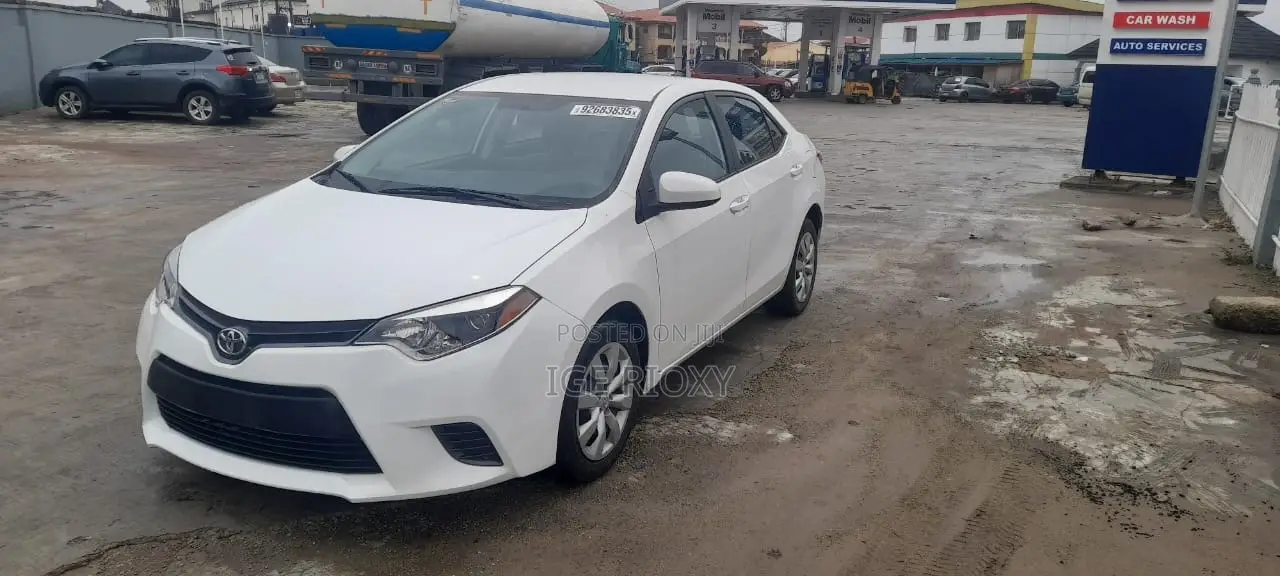 Toyota Corolla LE 4dr Sedan (1.8L 4cyl CVT) 2015 White