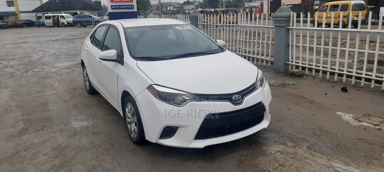 Toyota Corolla LE 4dr Sedan (1.8L 4cyl CVT) 2015 White