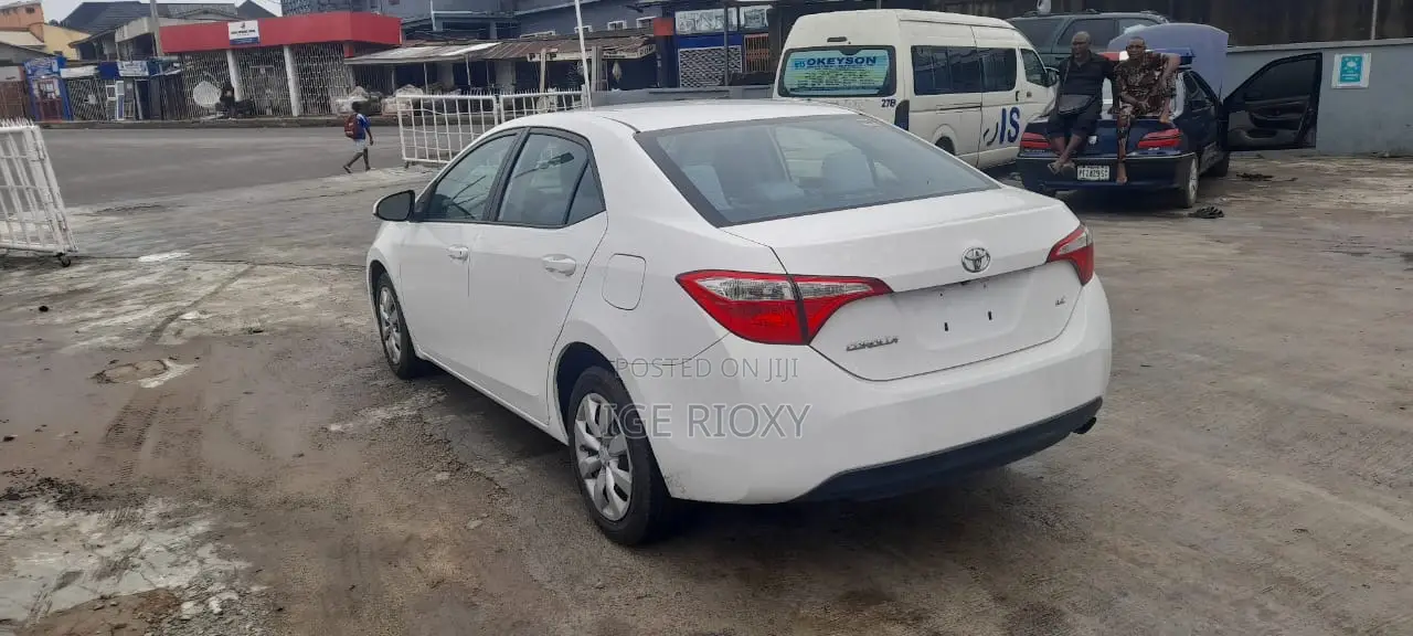 Toyota Corolla LE 4dr Sedan (1.8L 4cyl CVT) 2015 White