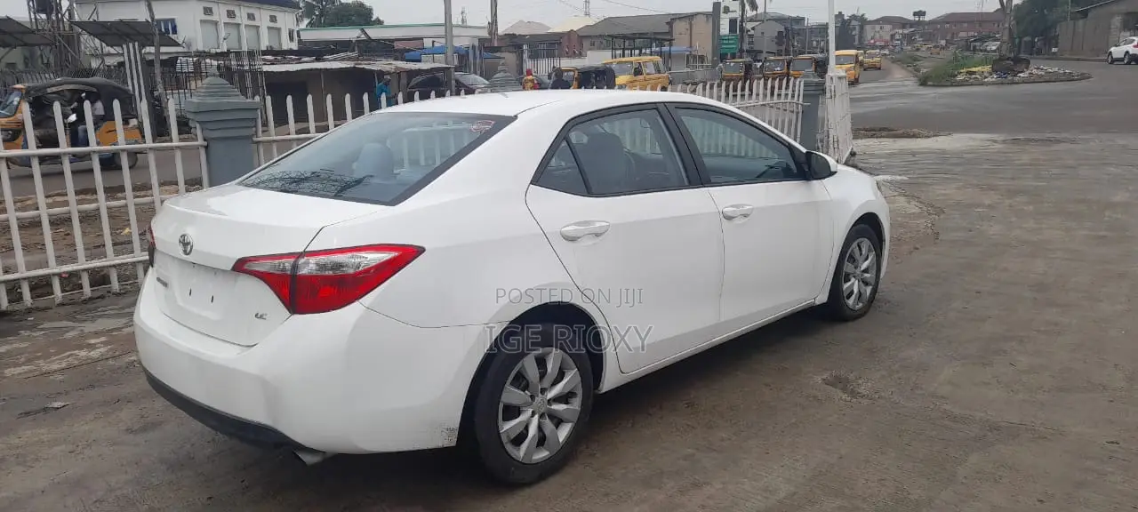 Toyota Corolla LE 4dr Sedan (1.8L 4cyl CVT) 2015 White