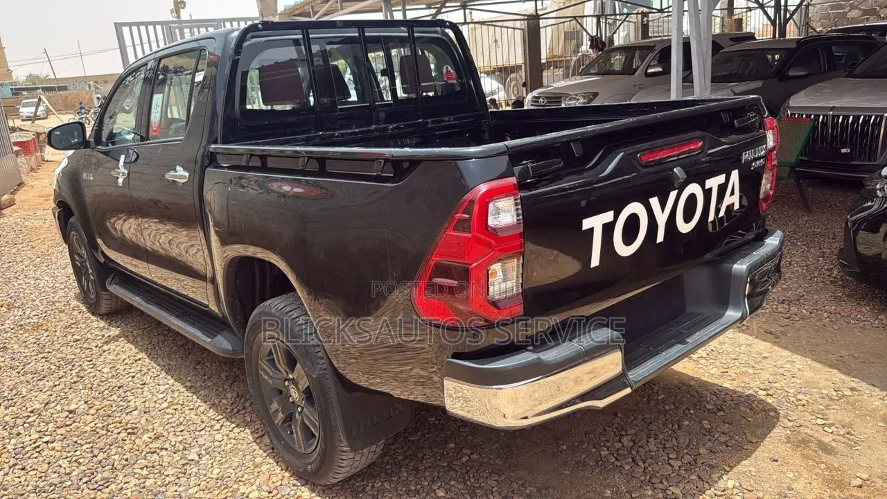 New Toyota Hilux 2025 Black