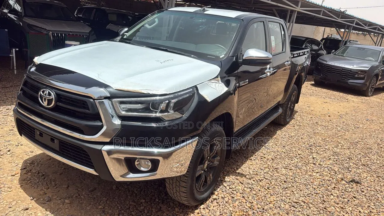 New Toyota Hilux 2025 Black