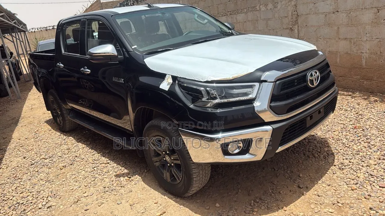 New Toyota Hilux 2025 Black