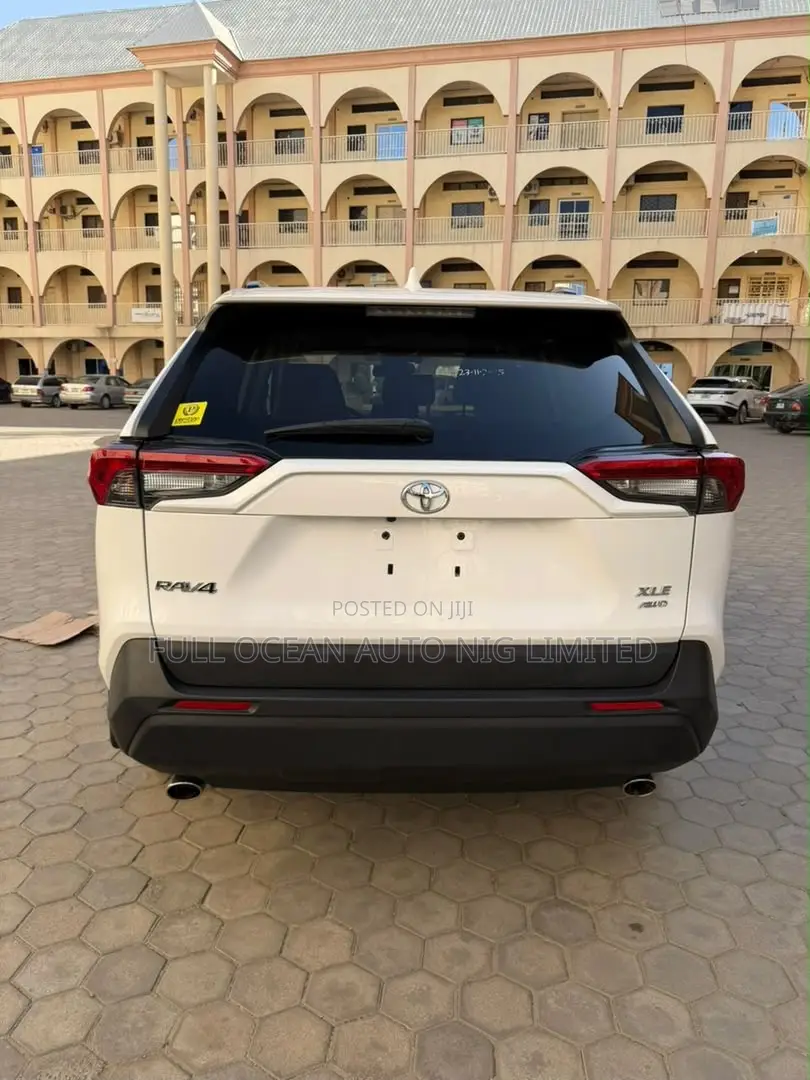 Toyota RAV4 XLE AWD 2019 White