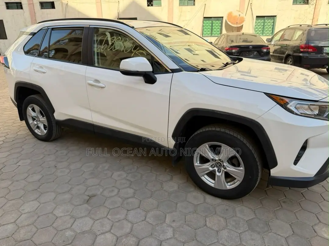Toyota RAV4 XLE AWD 2019 White